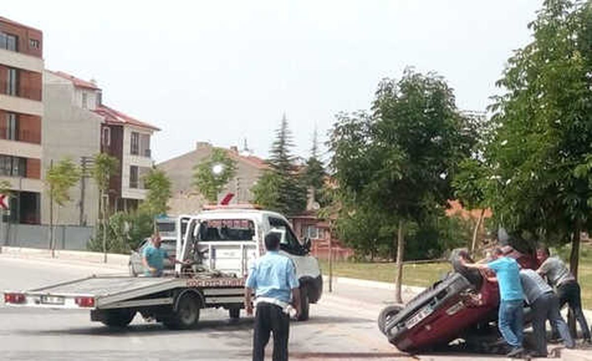 Virajı Alamayan Otomobil Takla Attı