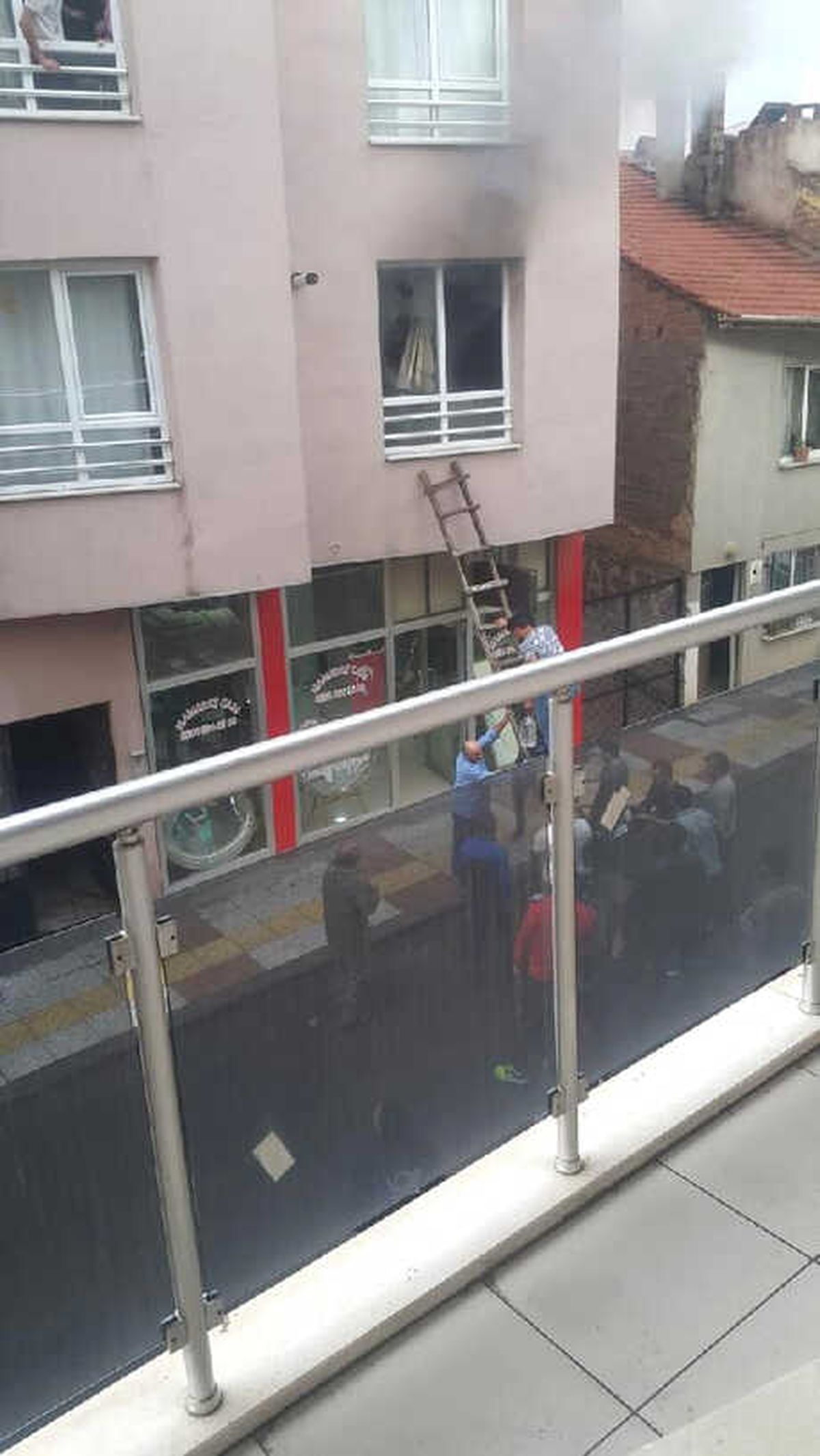 Alevlerin Arasından Kızını Kurtaran Anne, Oğlunu Kurtaramadı