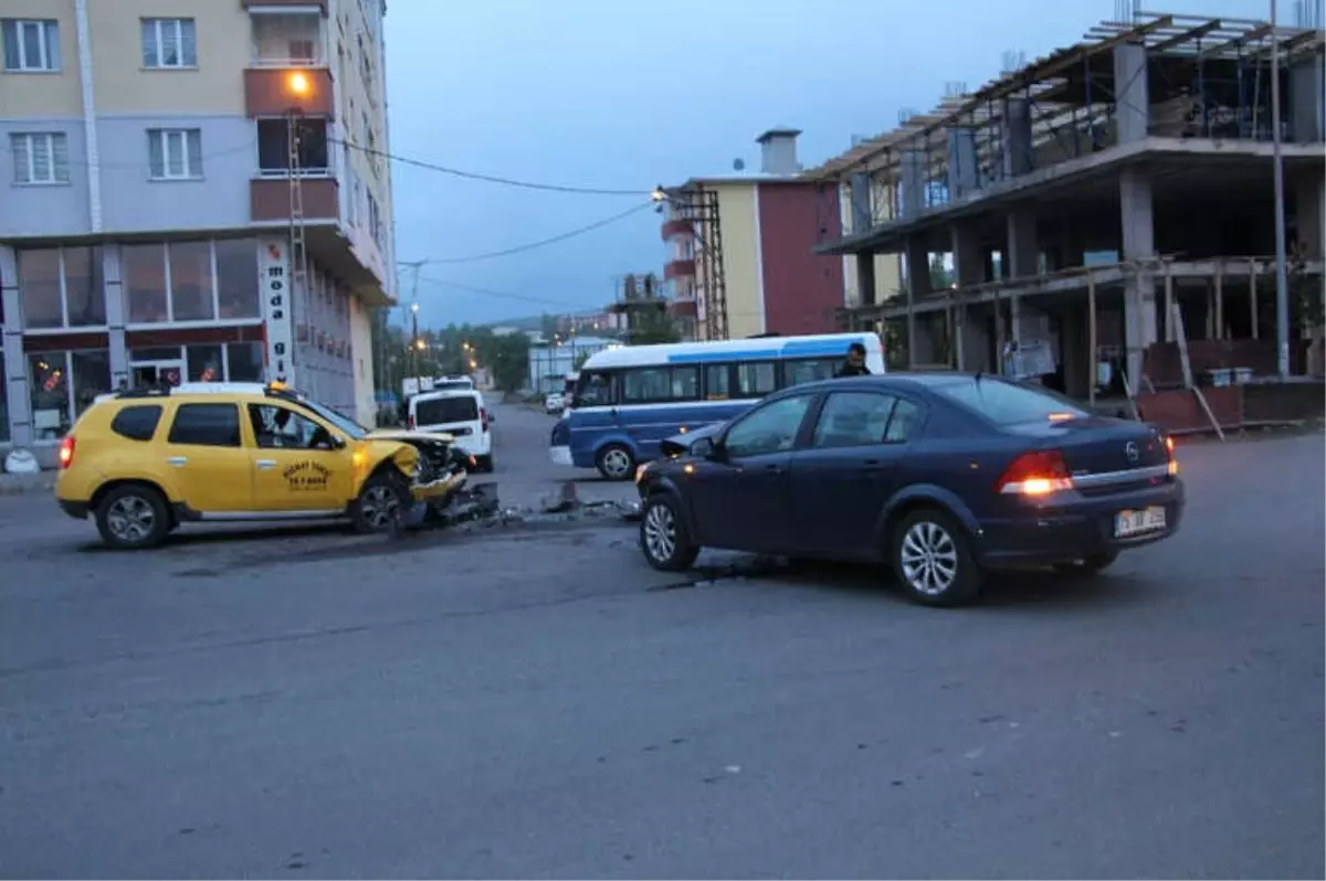 Ardahan\'da Ticari Taksi ile Otomobil Çarpıştı: 5 Yaralı