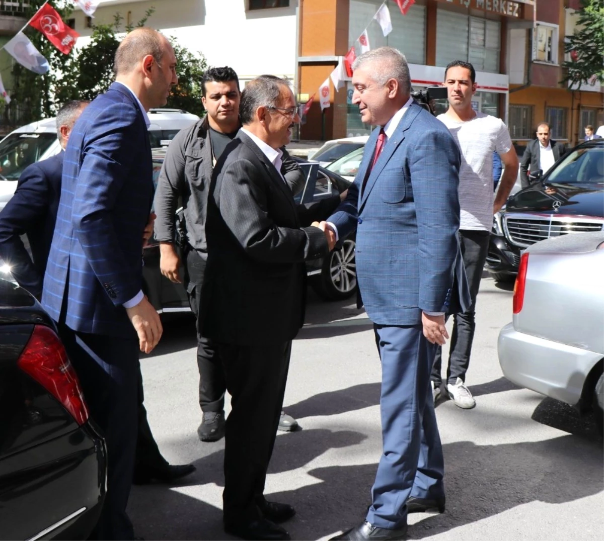 Bakan Özhaseki MHP İl Başkanlığını Ziyaret Etti