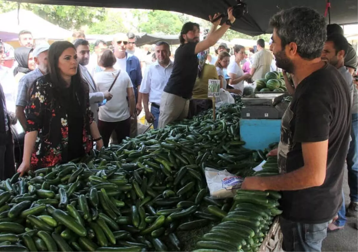 Bakan Sarıeroğlu Çocukluğunun Pazarında Vatandaşlardan Oy İstedi