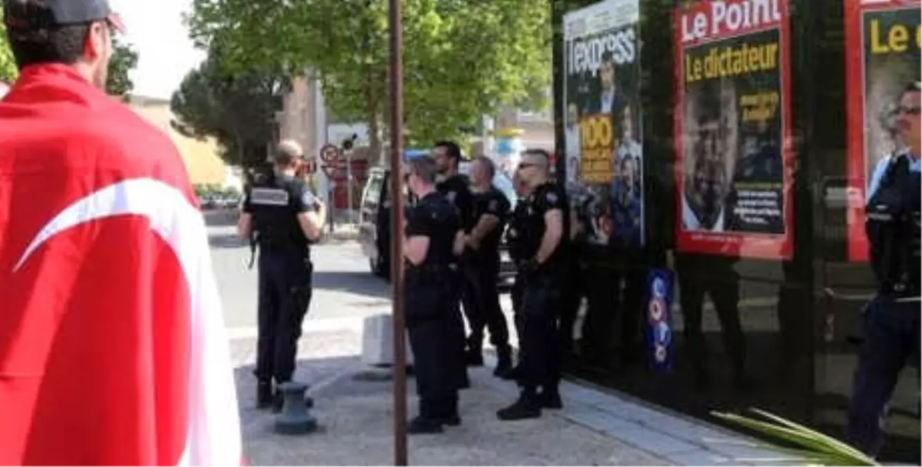 Fransa\'da Türkleri Ayağa Kaldıran Afişler, Jandarma Eşliğinde Yeniden Asıldı