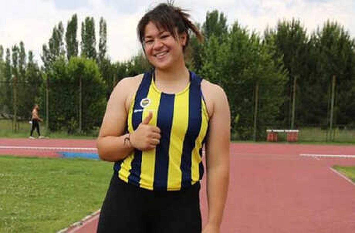 Genç Sporcu Özlem Becerek, Disk Atmada Rekorunu Geliştirdi