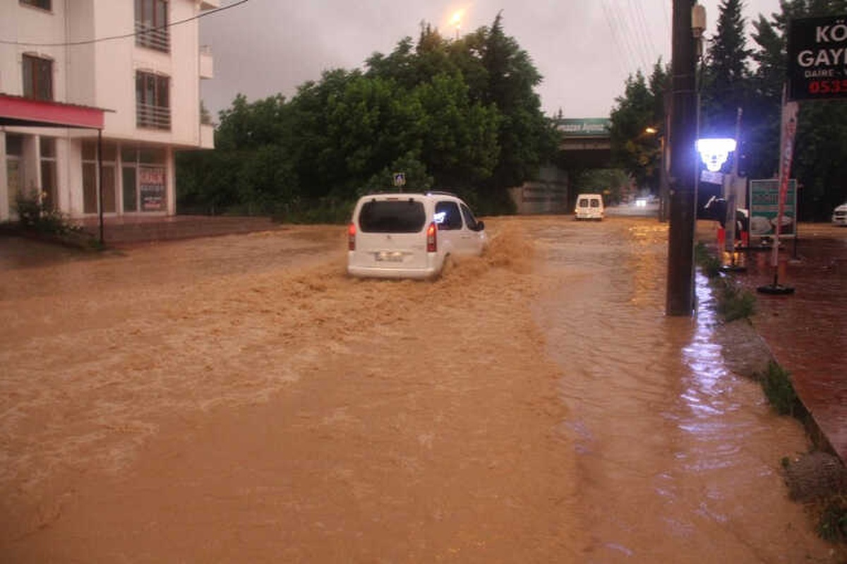 Kocaeli\'de Sağanak Yağış Hayatı Felç Etti