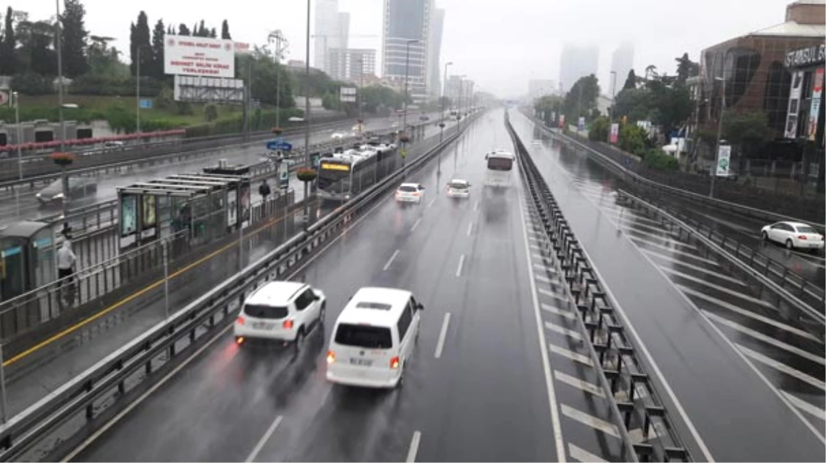 İstanbul Şiddetli Yağışa Teslim, Kocaeli ve Yalova\'yı Sel Vurdu