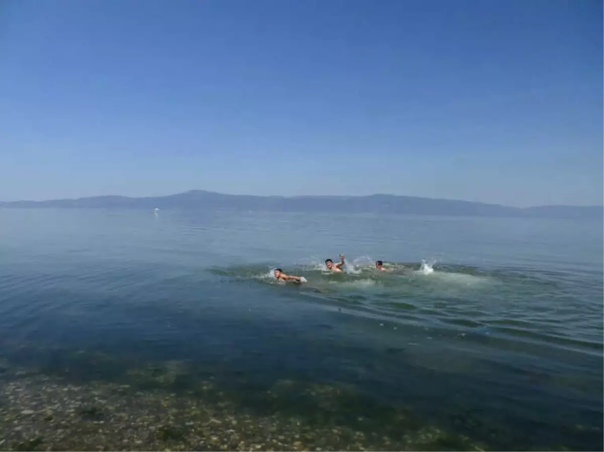 Mudanya\'da Gençler Serinlemek İçin Kendilerini Denize Bıraktılar