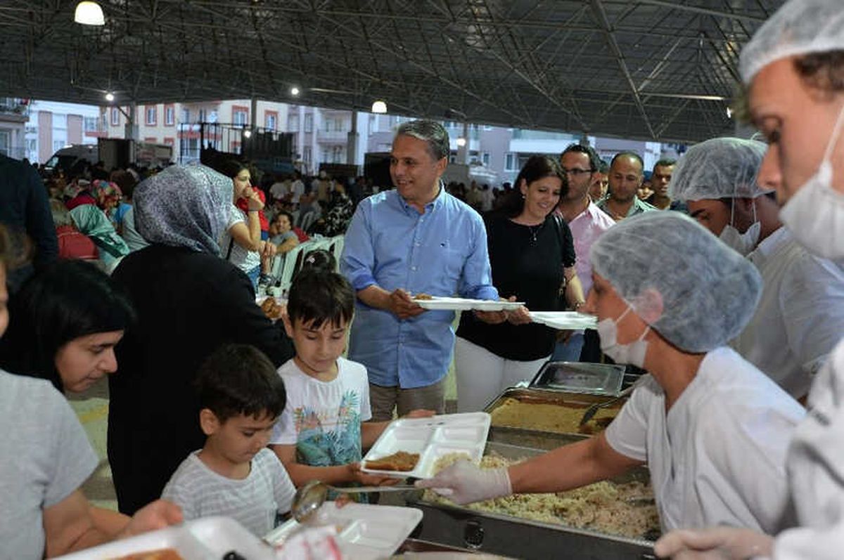 Muratpaş Kızıltoprak\'ta İftar Sofrası Kurdu