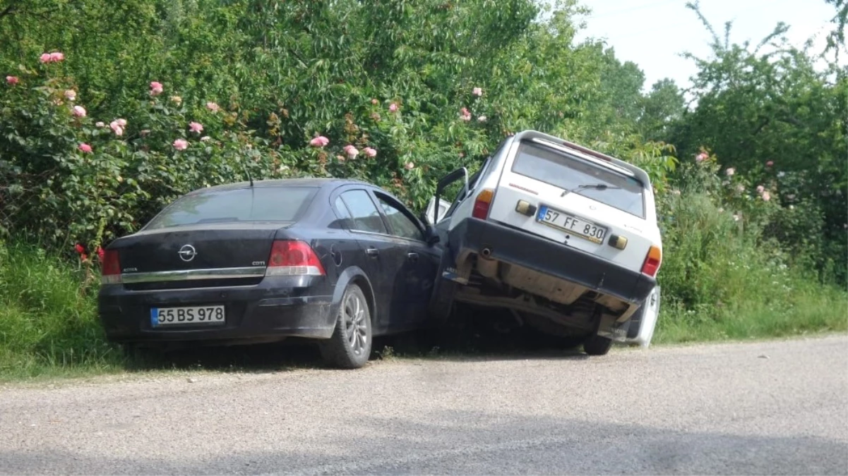 Sinop\'ta Trafik Kazası: 2 Yaralı