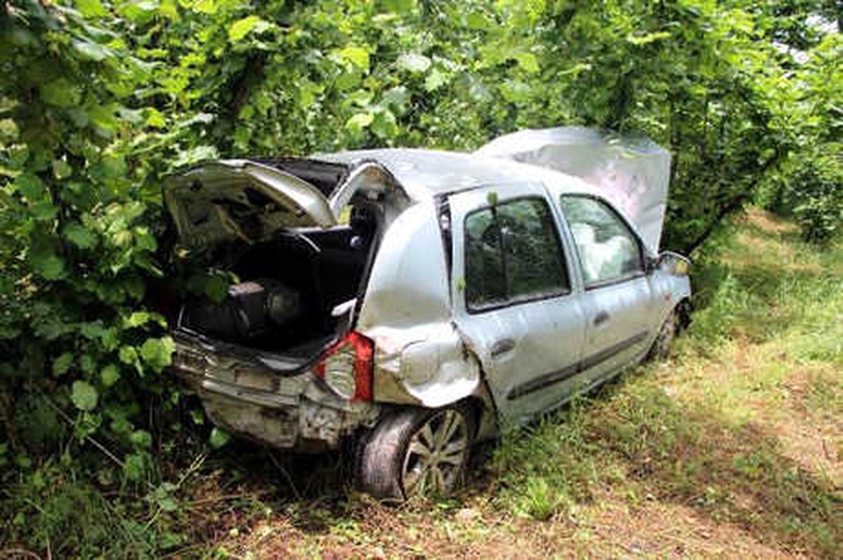Tarlaya Uçan Otomobilin Sürücüsü Yaralandı
