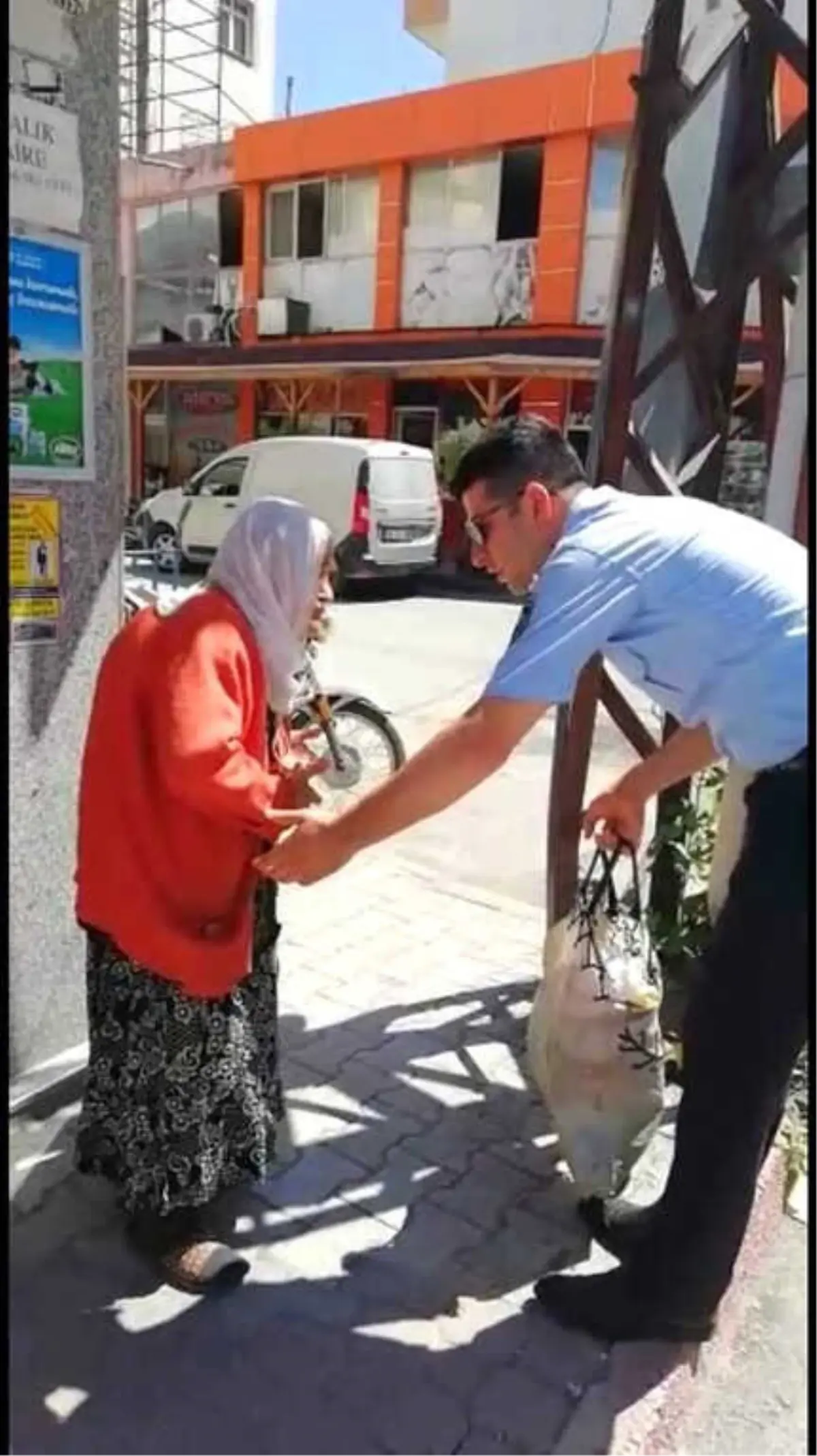 Zabıtadan Sırtındaki Torbasıyla Yürüyemeyen Yaşlı Kadına Yardım Eli