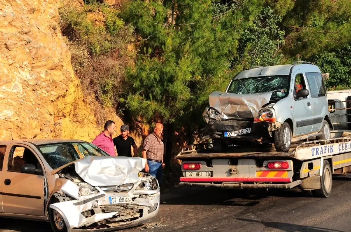 Alanya\'da 2 Otomobil Kafa Kafaya Çarpıştı: 1\'i Ağır 5 Yaralı