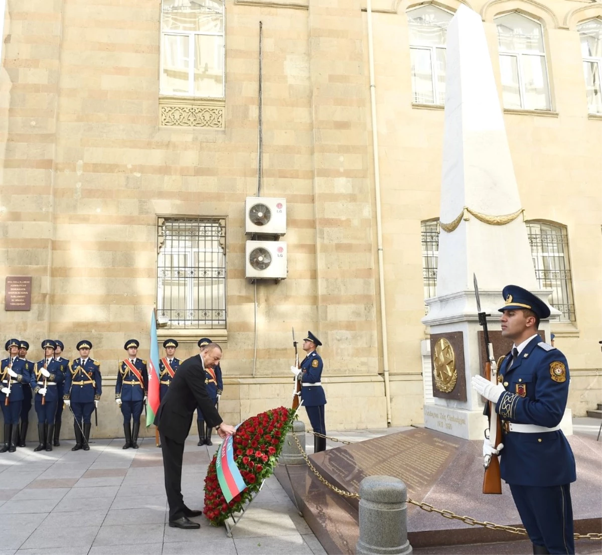 Azerbaycan 28 Mayıs Cumhuriyet Günü\'nü Kutluyor