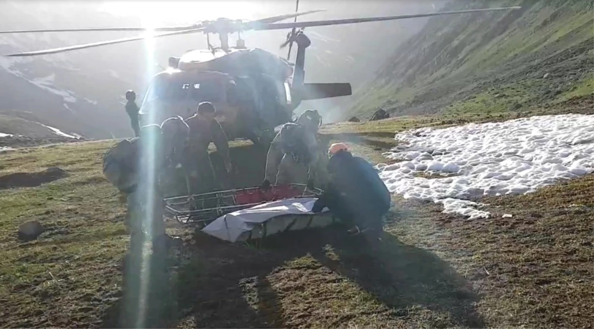 Cansız Bedenini Dağcı Arkadaşları Helikoptere Böyle Taşımış