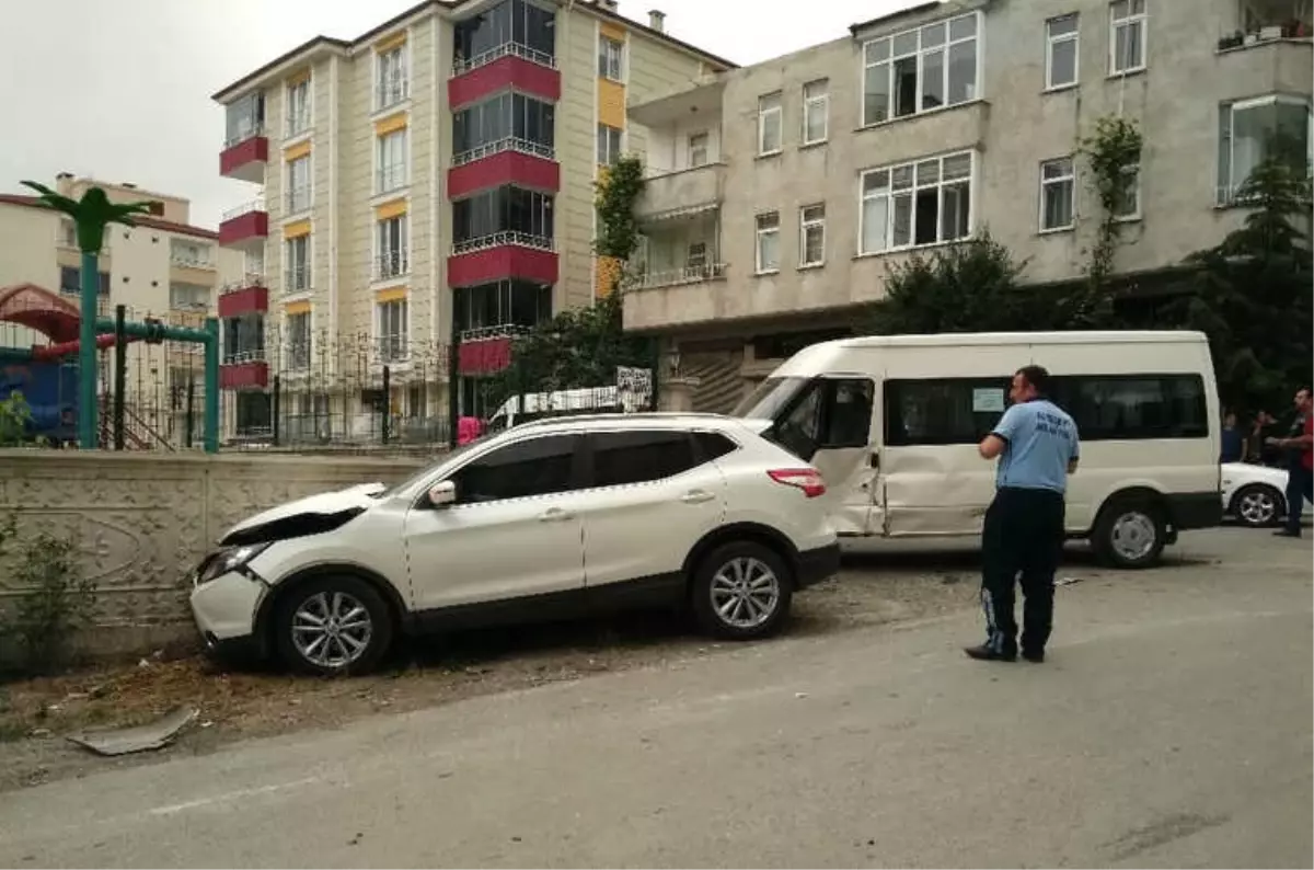 Cip ile Minibüs Çarpıştı: 3 Yaralı