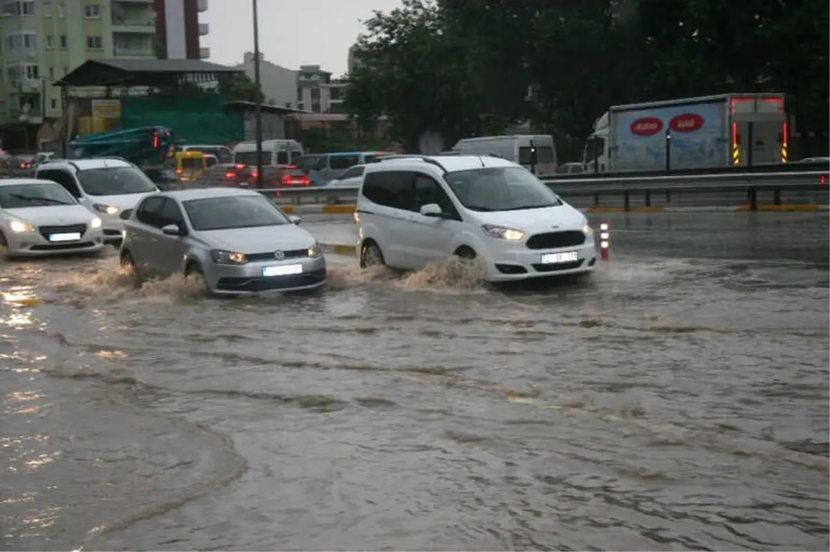 Denizli\'de Alt Geçit ve Evleri Su Bastı