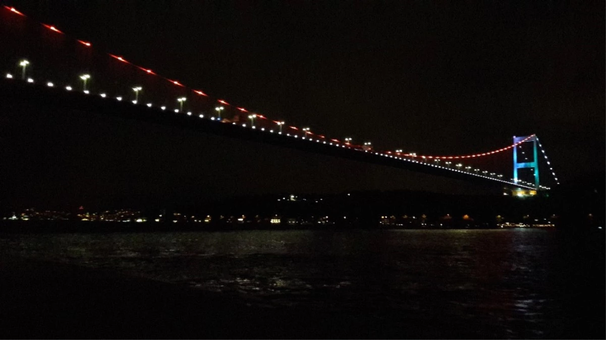 Fsm Köprüsü Azerbaycan Bayrağının Rengiyle Işıklandırıldı