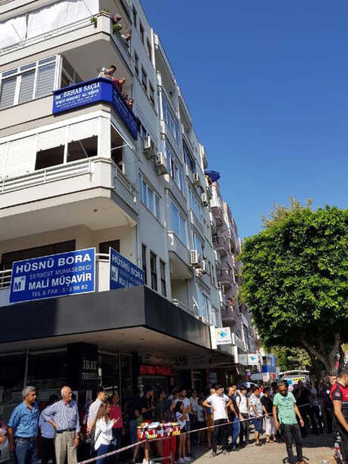 Genç Kız Çatıdan Atlayarak İntihar Etti