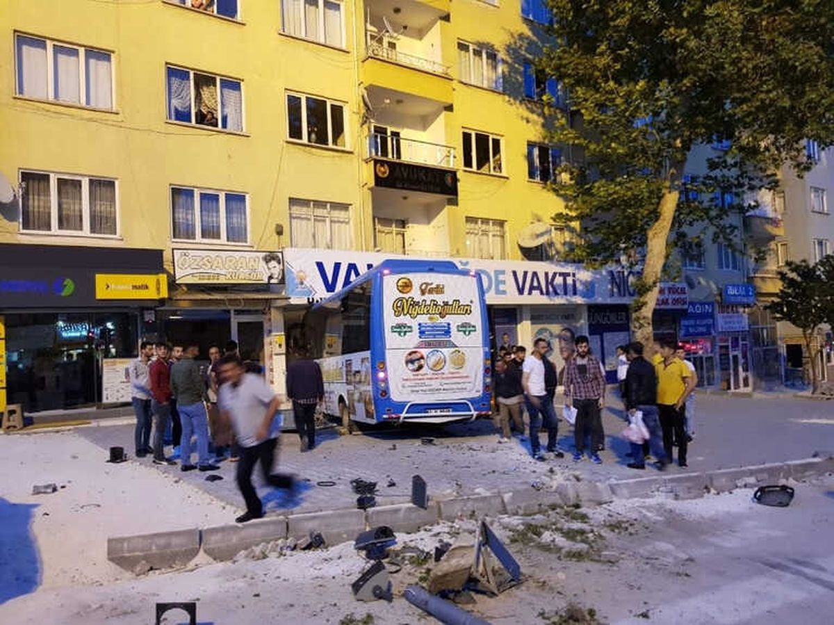 Halk Otobüsü Parti Seçim Bürosuna Daldı: 2 Yaralı