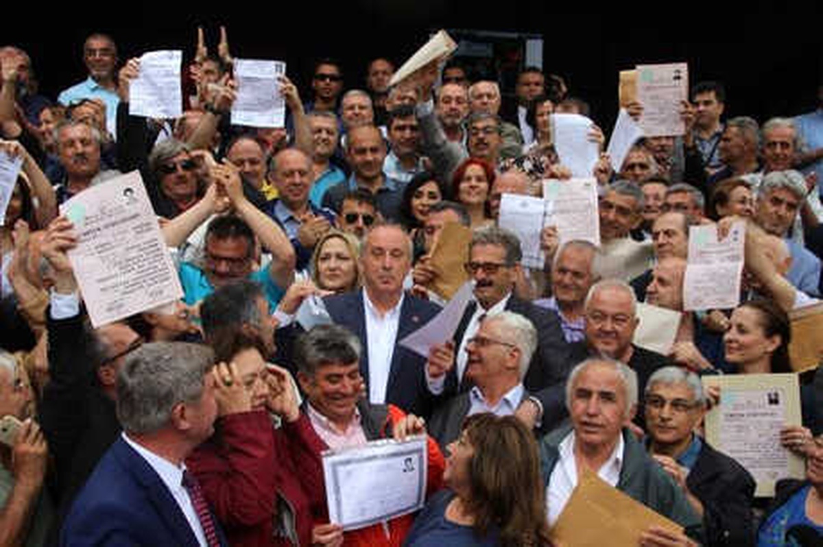 İnce, Mezun Olduğu Fakülte Önünde Diploma Fotokopisini Dağıttı