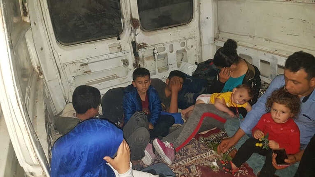Kuşadası\'nda Kaçak Göçmenler Minibüs Kasasında Yakalandı