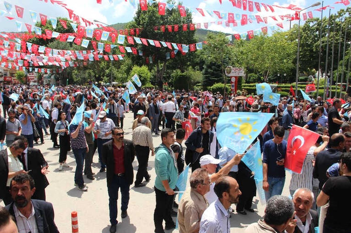 Meral Akşener\'in Mitingi Gecikmeli Başlayınca Bazı Vatandaşlar Alandan Ayrıldı