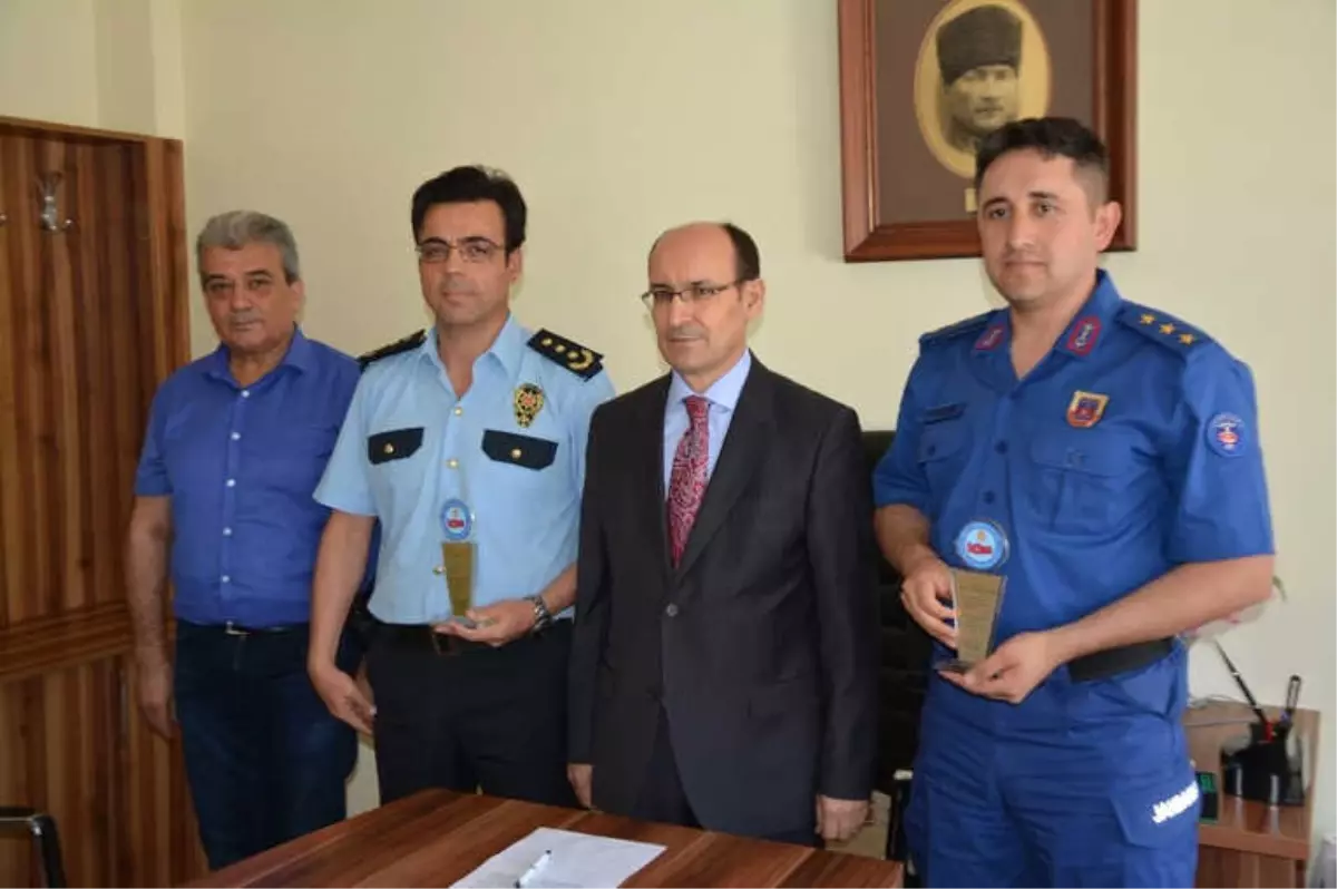 Nezarethanelerden Tam Not Alan Söke Emniyet Müdürü ve Jandarma Komutanı\'na Plaket