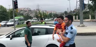 Babası Kaza Yapınca Ağlayan Çocuğu Polis Ekipleri Sakinleştirdi