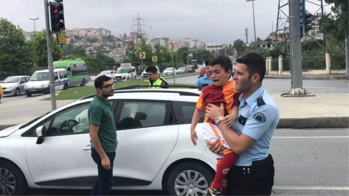 Babası Kaza Yapınca Ağlayan Çocuğu Polis Ekipleri Sakinleştirdi