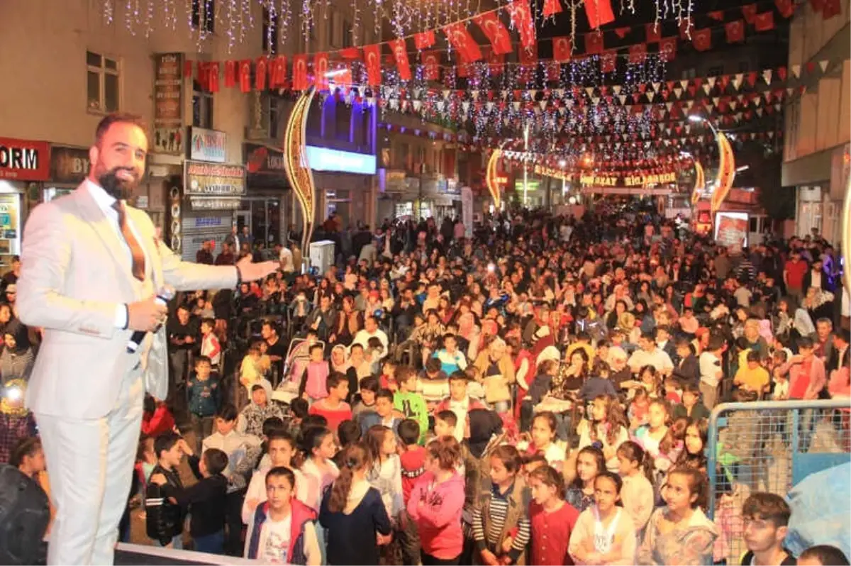 Sanatçı Murat Anlar Hakkari\'de Konser Verdi