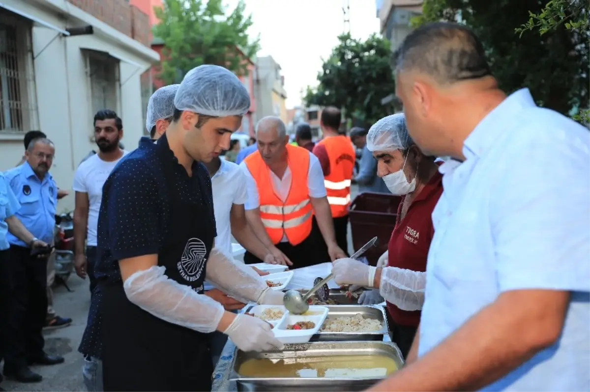 Şehidin Babaevi Önünde İftar