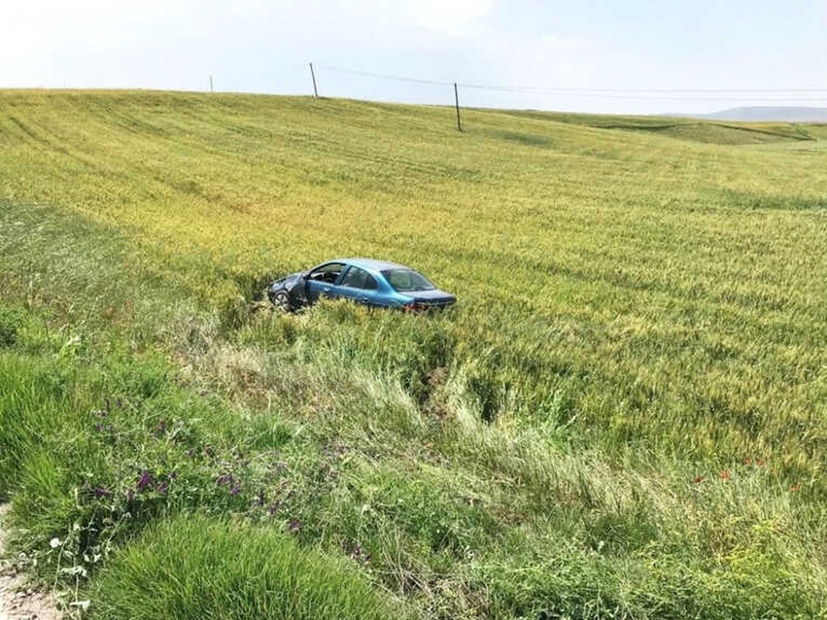 Takla Atan Otomobil Tarlaya Uçtu