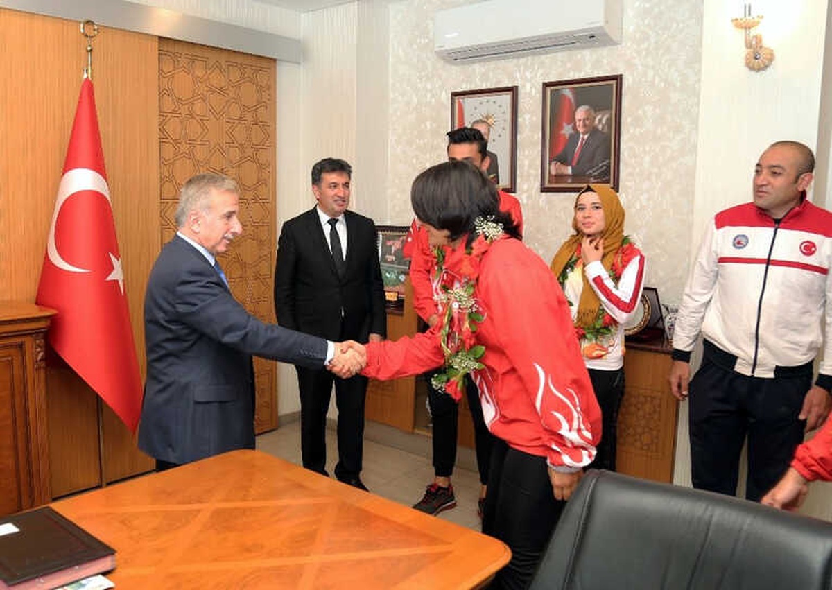Vali Kamçı Başarılı Sporcuları Kabul Etti