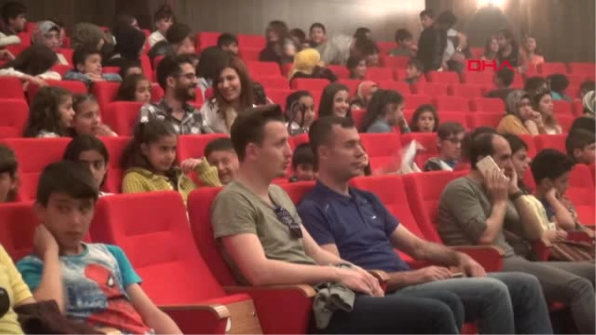 Van\'da Öğrenci ve Veliler İçin İngilizce Tiyatro Oyunu