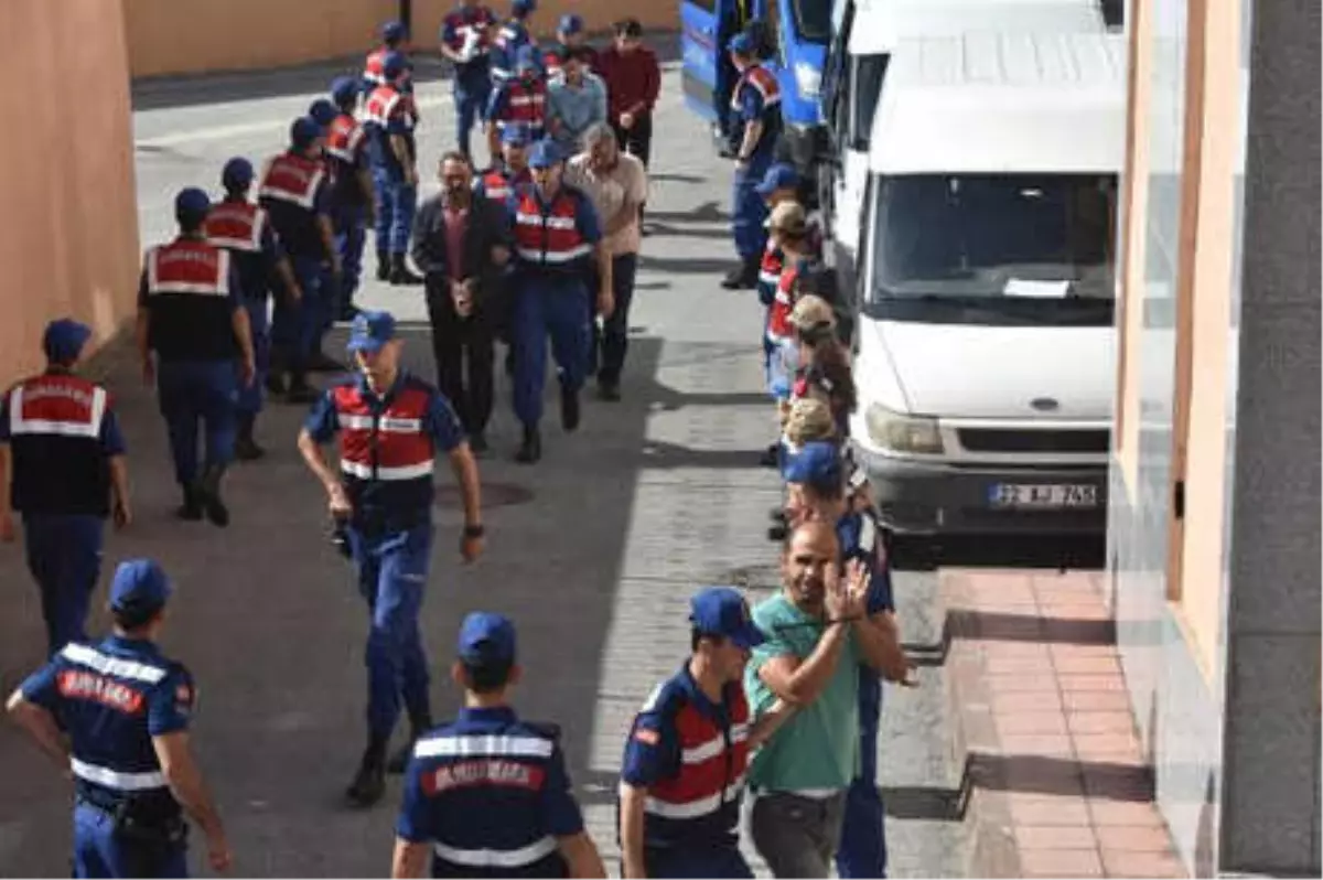 Yunanistan\'a Kaçmaya Çalışırken Yakalanan 22 Fetö Şüphelisi Adliyede