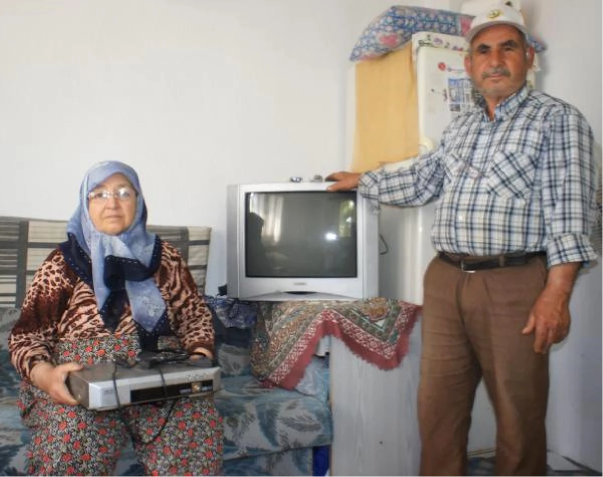 Ağaca Yıldırım Düştü; Yakındaki 4 Evde Elektronik Cihazlar Bozuldu