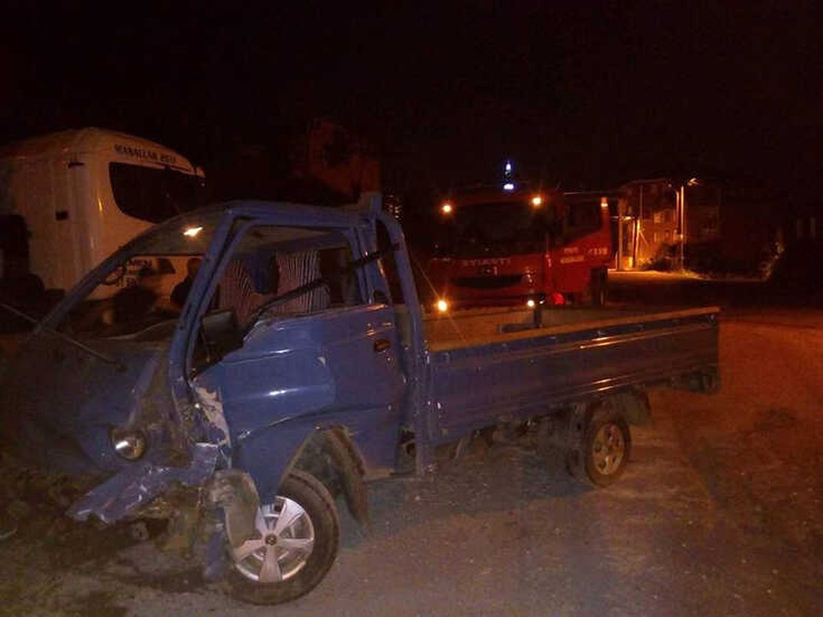 Alaplı\'da Kamyonet Park Halinde Tır Dorsesine Çarptı: 1 Yaralı