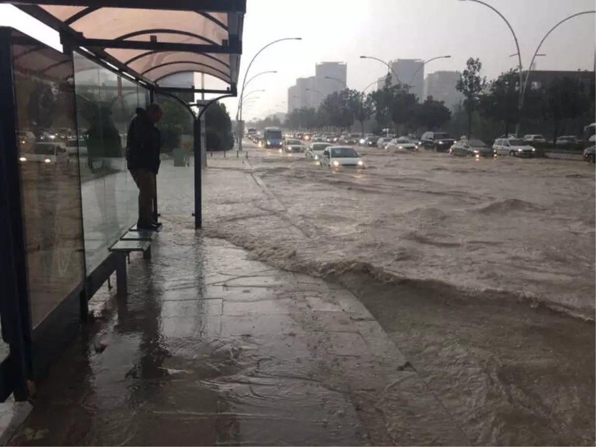 Ankara\'da Sağanak Yağış Hayatı Olumsuz Etkiledi