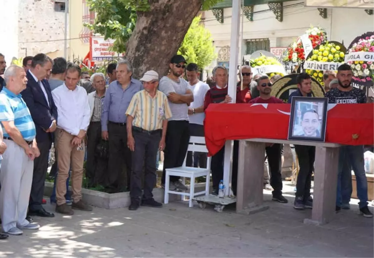 Ayvalık\'ta Deniz Dibinde Cesedi Bulunan Balıkçı Gözyaşları Arasında Toprağa Verildi