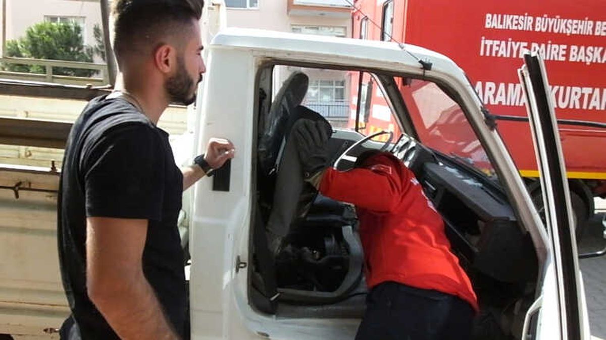 Balıkesir\'de Kedi Kurtarma Operasyonu