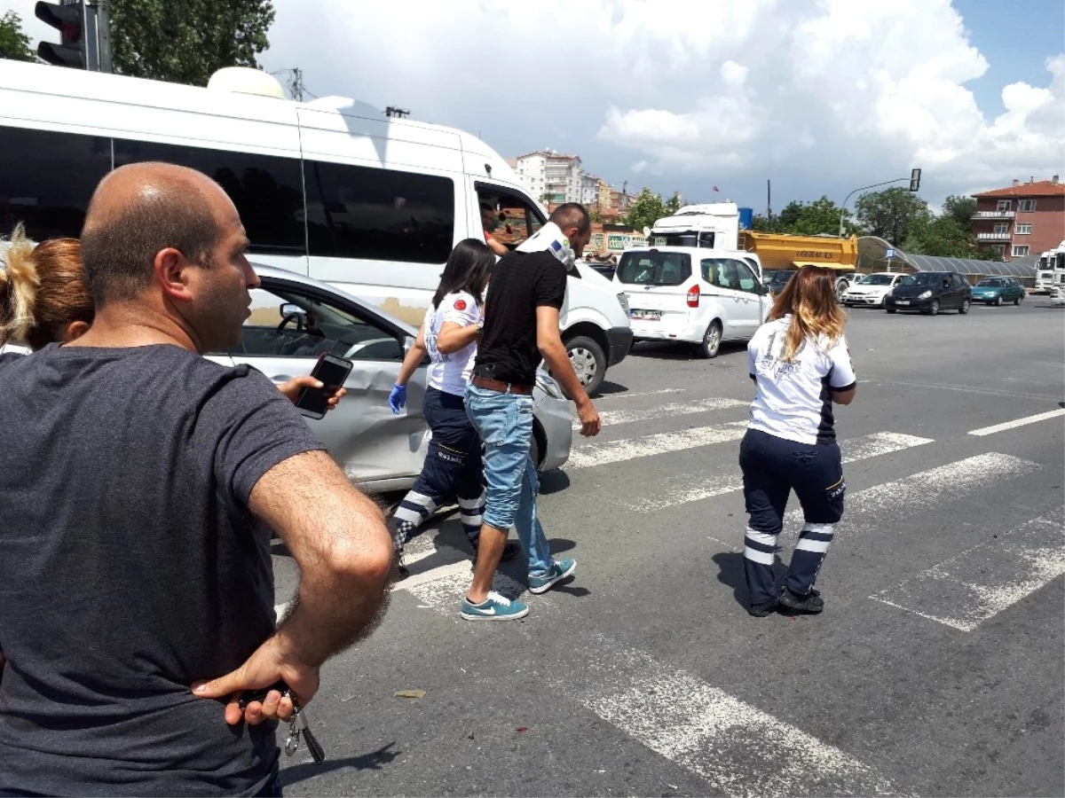 Başkent\'te Zincirleme Trafik Kazası: 3\'ü Polis 4 Yaralı