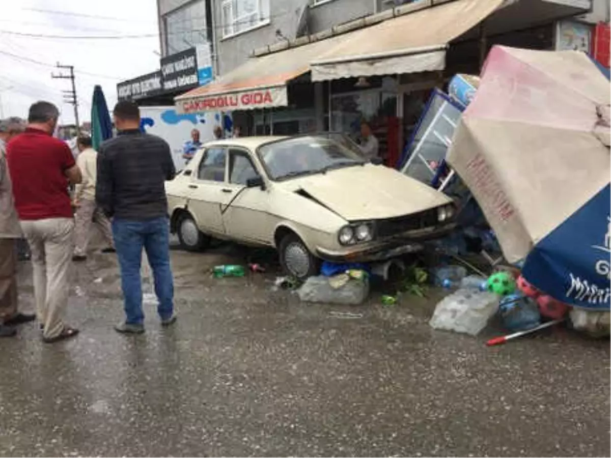 Çarpışan Araçlar İş Yerlerine Daldı: 2 Yaralı