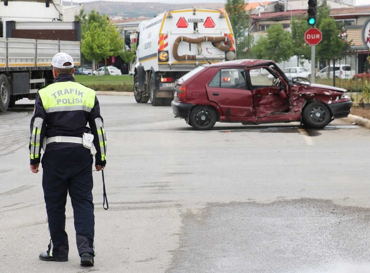 Çevik Kuvvet Polislerini Taşıyan Minibüs Kaza Yaptı: 2 Yaralı