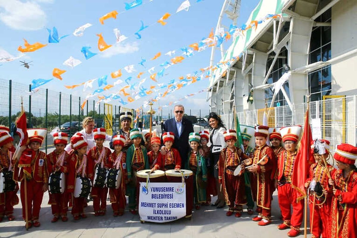 Cumhurbaşkanı Erdoğan\'ı Yunusemreli Minik Mehteranlar Karşıladı
