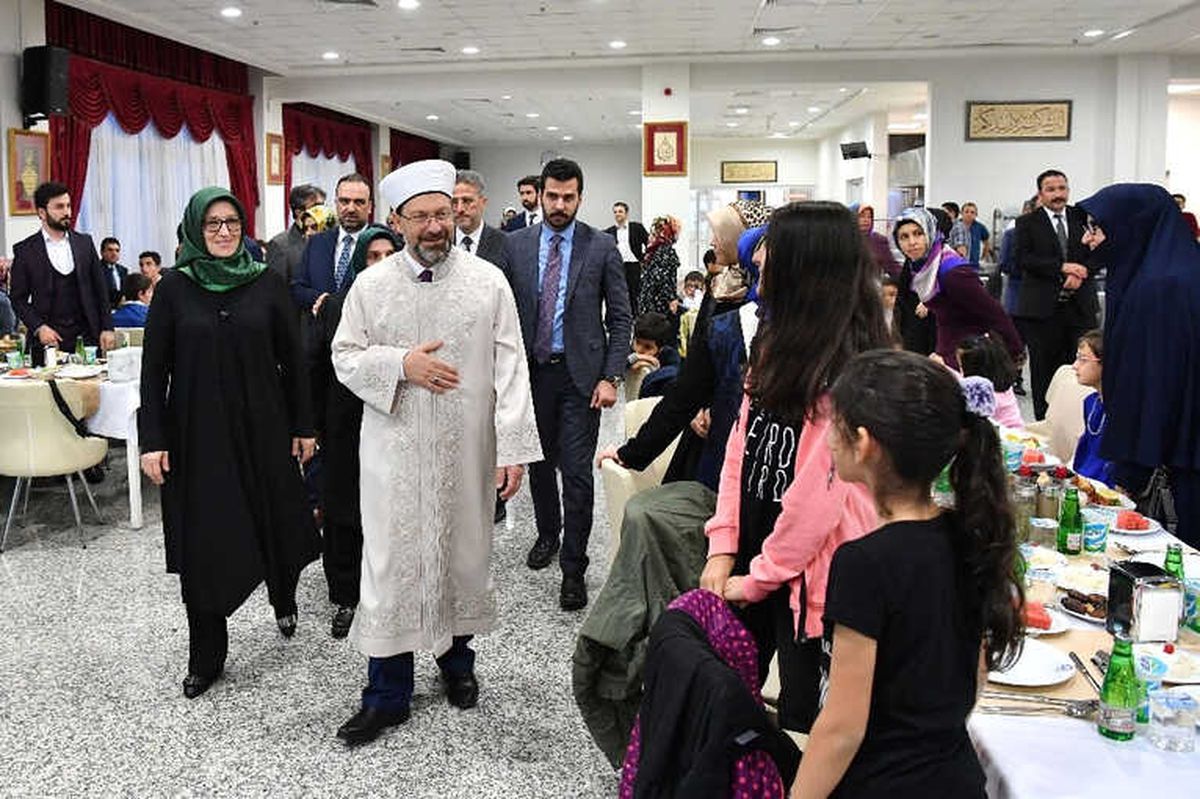 Diyanet İşleri Başkanı Erbaş, Çocuklarla ve Yaşlılarla İftar Yaptı