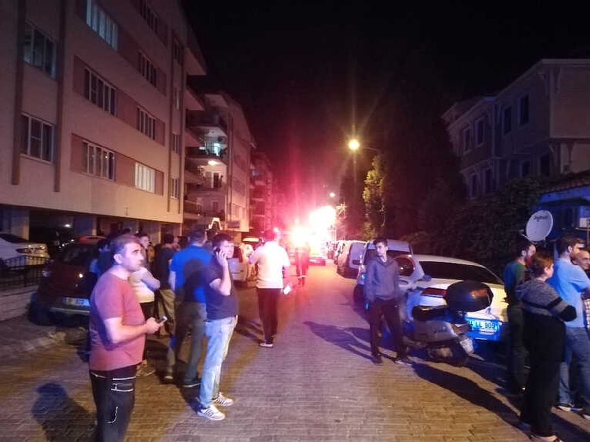 Ecza Deposunda Çıkan Yangının Dumanı Mahalleyi Etkiledi