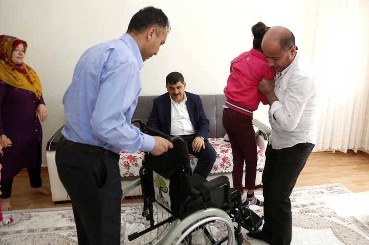 Fadıloğlu\'ndan İki Engelli Hastaya Tekerlekli Sandalye Sürprizi