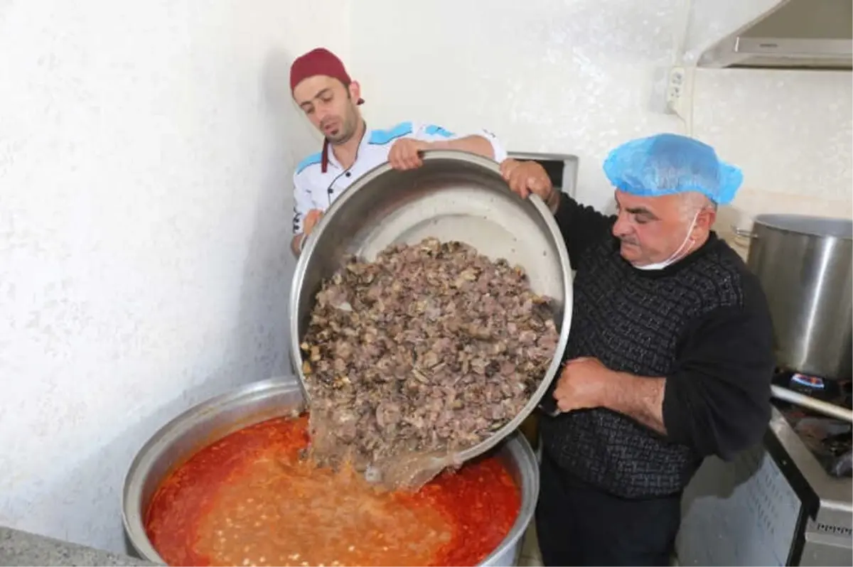 Gürpınar Belediyesinden Her Gün 500 Kişiye Sıcak Yemek