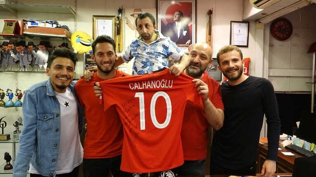Hakan Çalhanoğlu İftarını \'Köksal Baba\'yla Yaptı