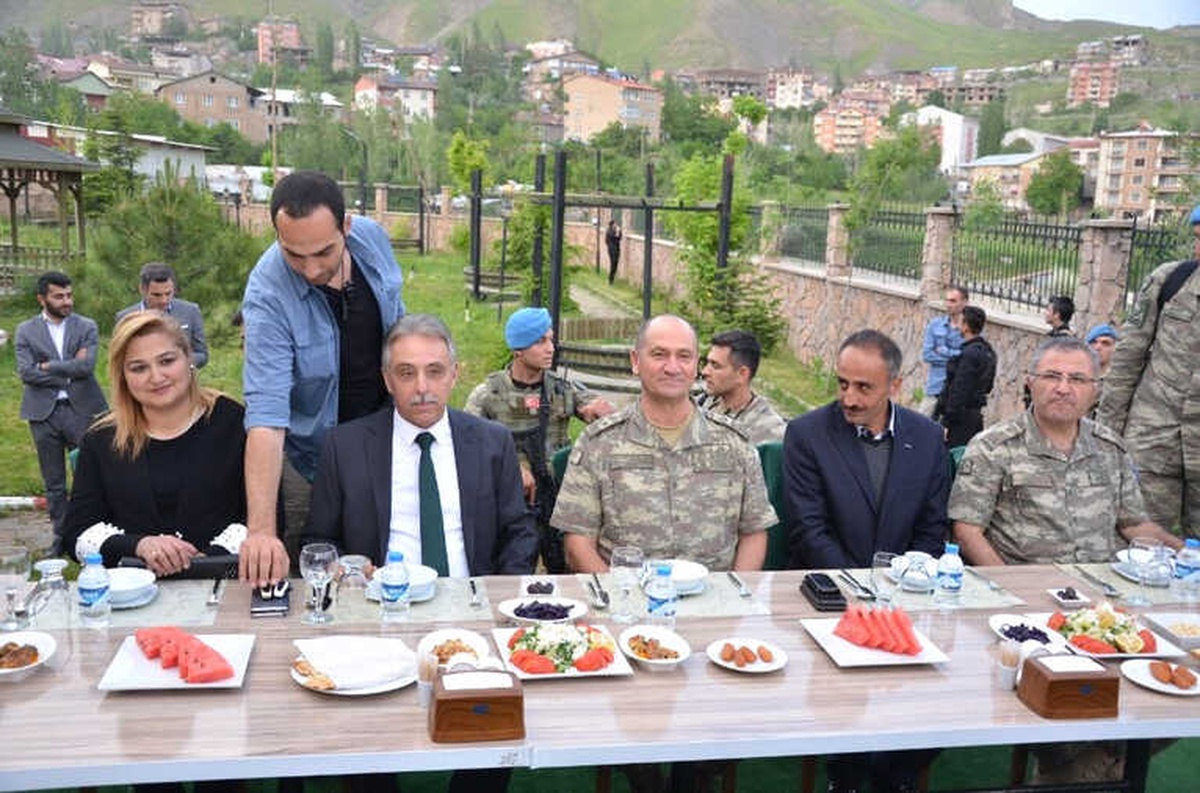 Hakkari\'de Gazi ve Şehit Ailelerine İftar Yemeği