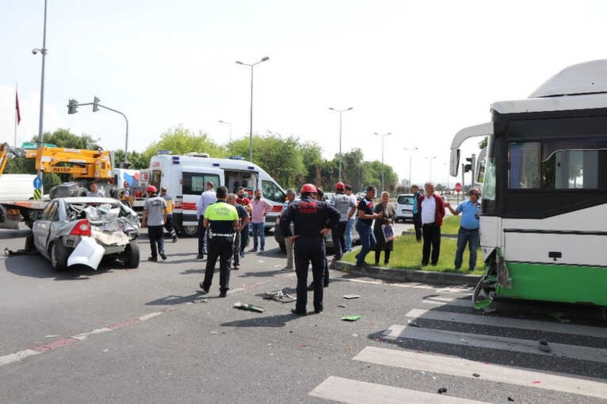 Halk Otobüsü, 3 Otomobile Çarptı: 6 Yaralı